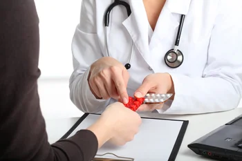 врач с таблетками в руках