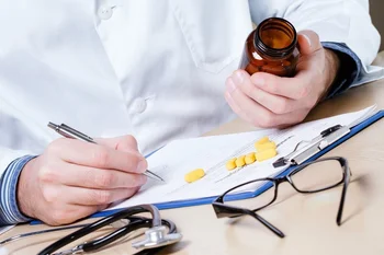 Врач с лекарствами